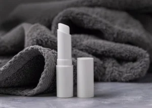 چرا باید بالم لب استفاده کنیم؟ معرفی بهترین بالم لب‌های طبیعی